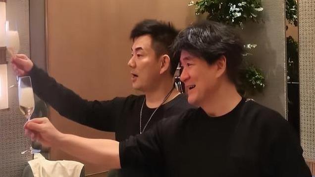 张泽群晒好友聚会照，董卿成眯眯眼，周涛胖到认不出，朱军又黑了