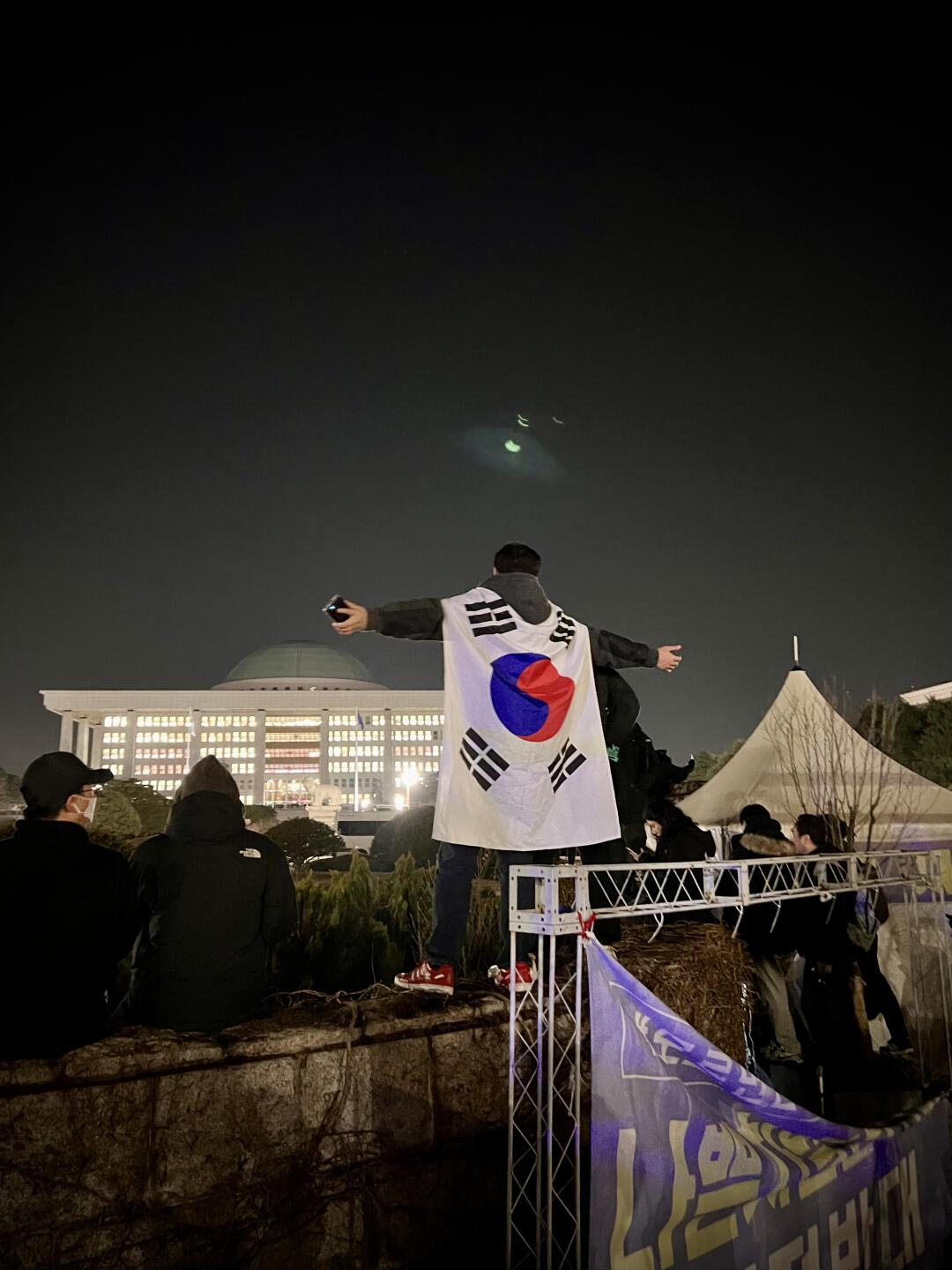 15张图感受凌晨的韩国国会
毕竟是学新闻专业的，第一时间赶往了新闻现场，亲临体会