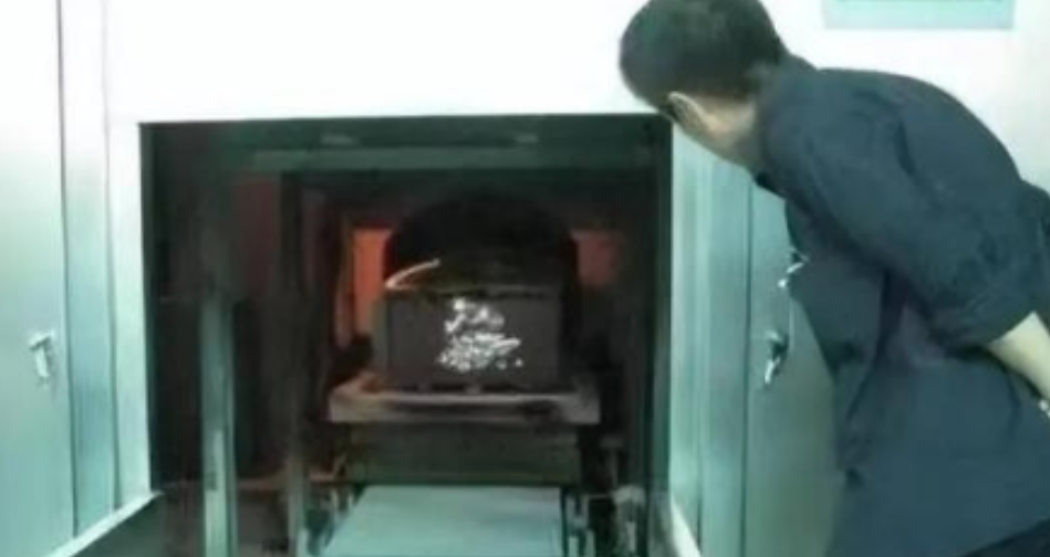 活着差点被火化！1995年，东莞市殡仪馆中送来一具已经有味道的女尸，火化工人何亚