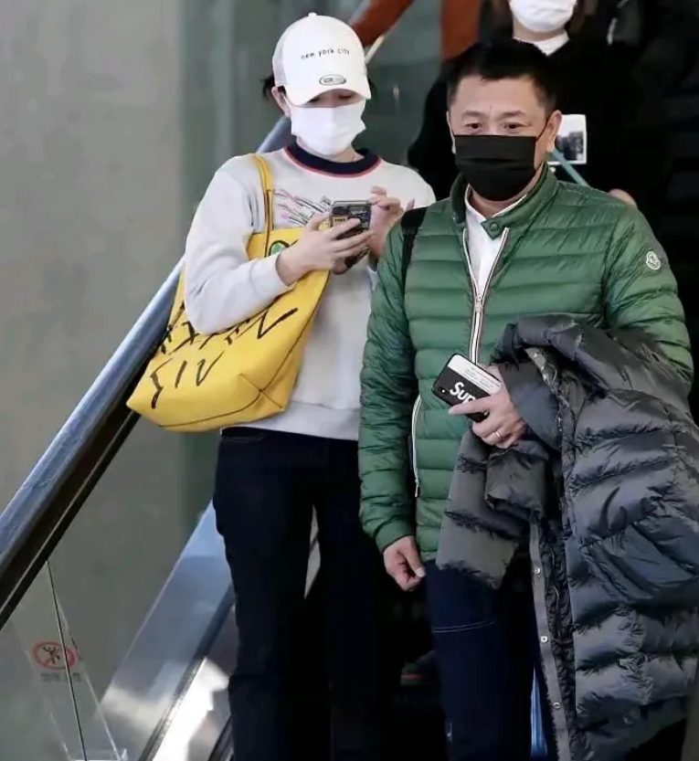 网友机场偶遇李小冉夫妇，二人打扮得时尚靓丽，十分减龄！
李小冉穿白色圆领卫衣，下