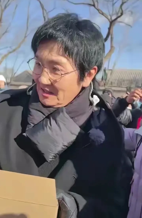 天呐，他怎么越来越姨化了？变化太大了，都瘦脱相了，瘦的弱不禁风，差点都没认出来，