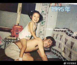 1995年时，背着女儿的爸爸 2023年，背着孙女的爷爷 人还是那个人，只是时间