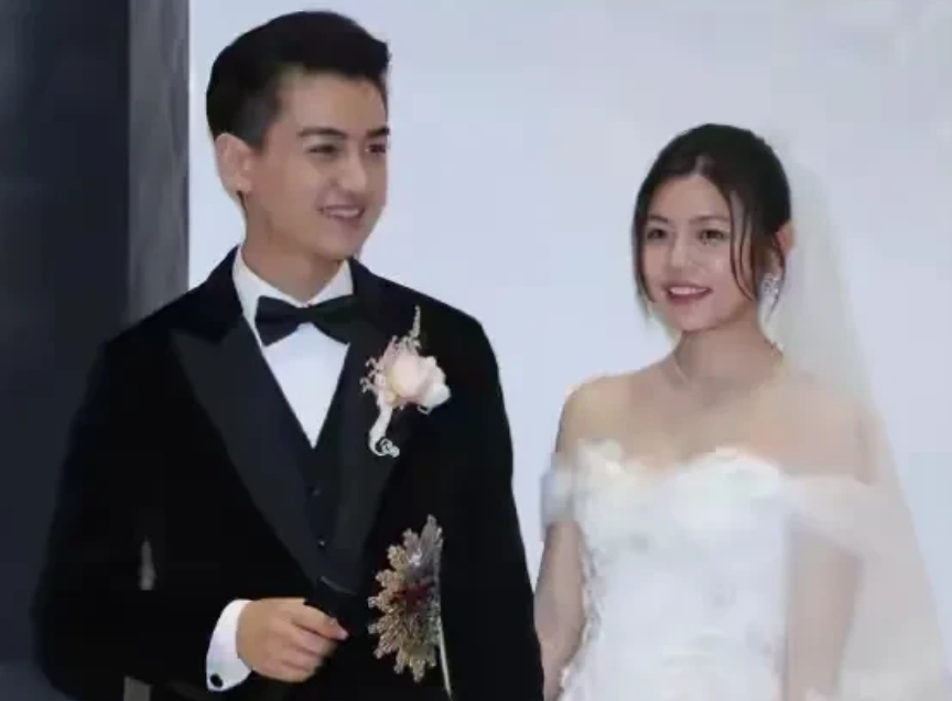 陈晓结婚一年就后悔了，结婚时的头纱吻眼神拉丝，一副幸福男人的样子。

结婚后，陈