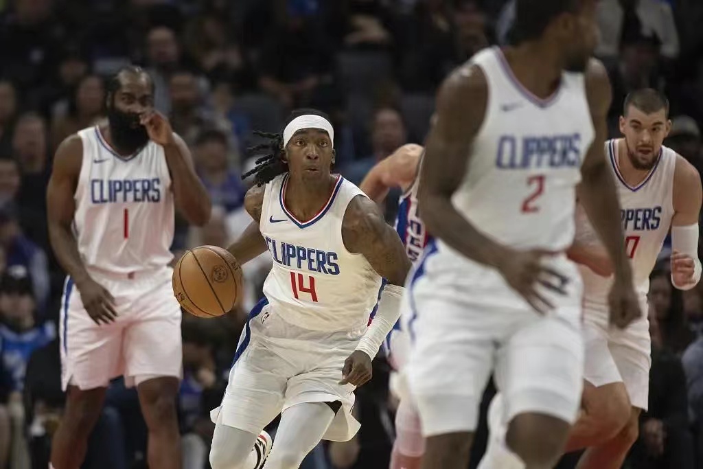 快船这笔签约，只能说是亡羊补牢，病急乱投医。
根据NBA记者Shams的报道，快