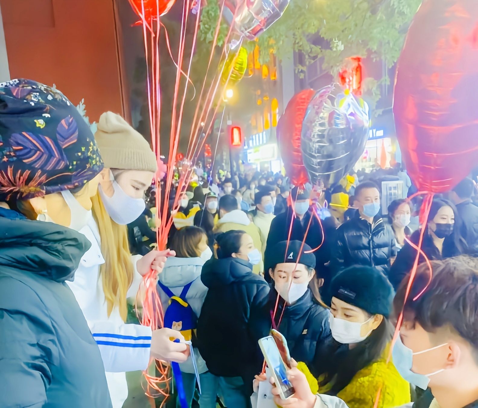 跨年夜摆摊奇迹：女子一晚收入惊爆眼球