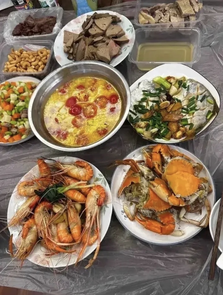 我再也不想去我婆婆家了，我买了两斤苹果来婆婆家，大姑姐也来了，买了好多龙虾，和螃