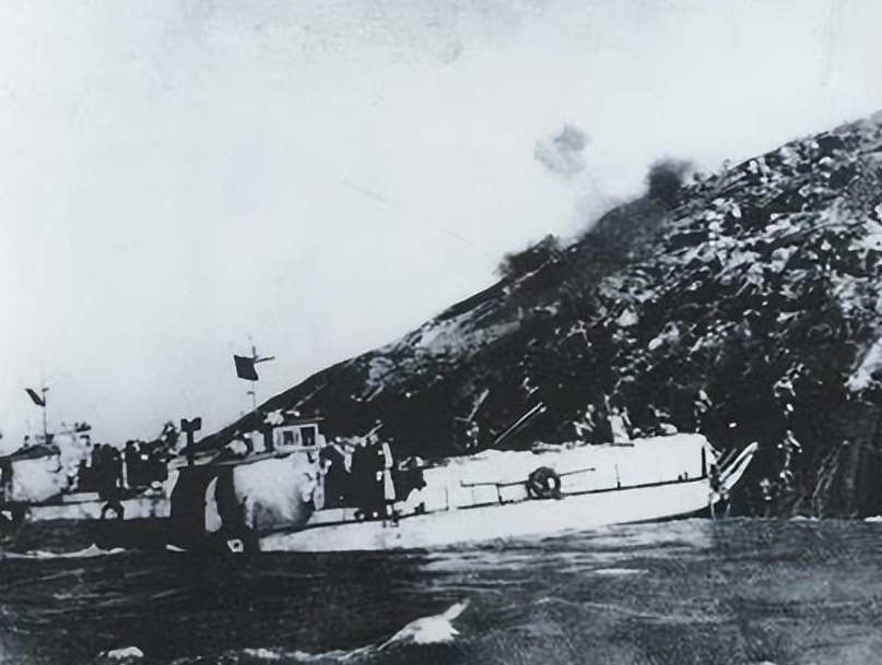 1952年，华东海军主力偶遇敌舰，进入射程后，上面却多次下令不准开炮。舰长急的不