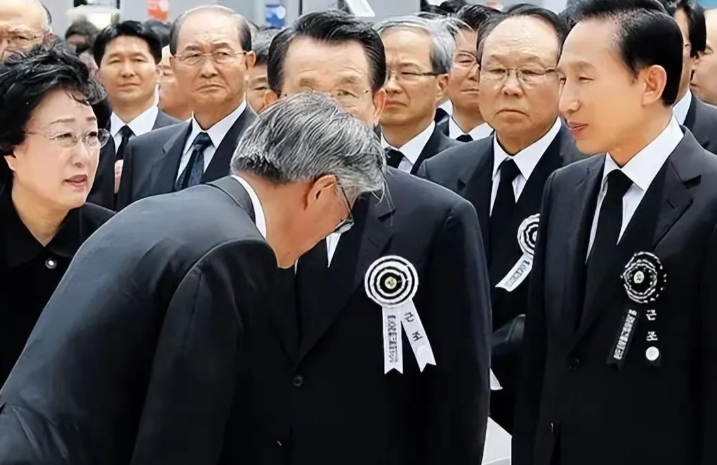 现在来看，文在寅当年低头并不是软弱