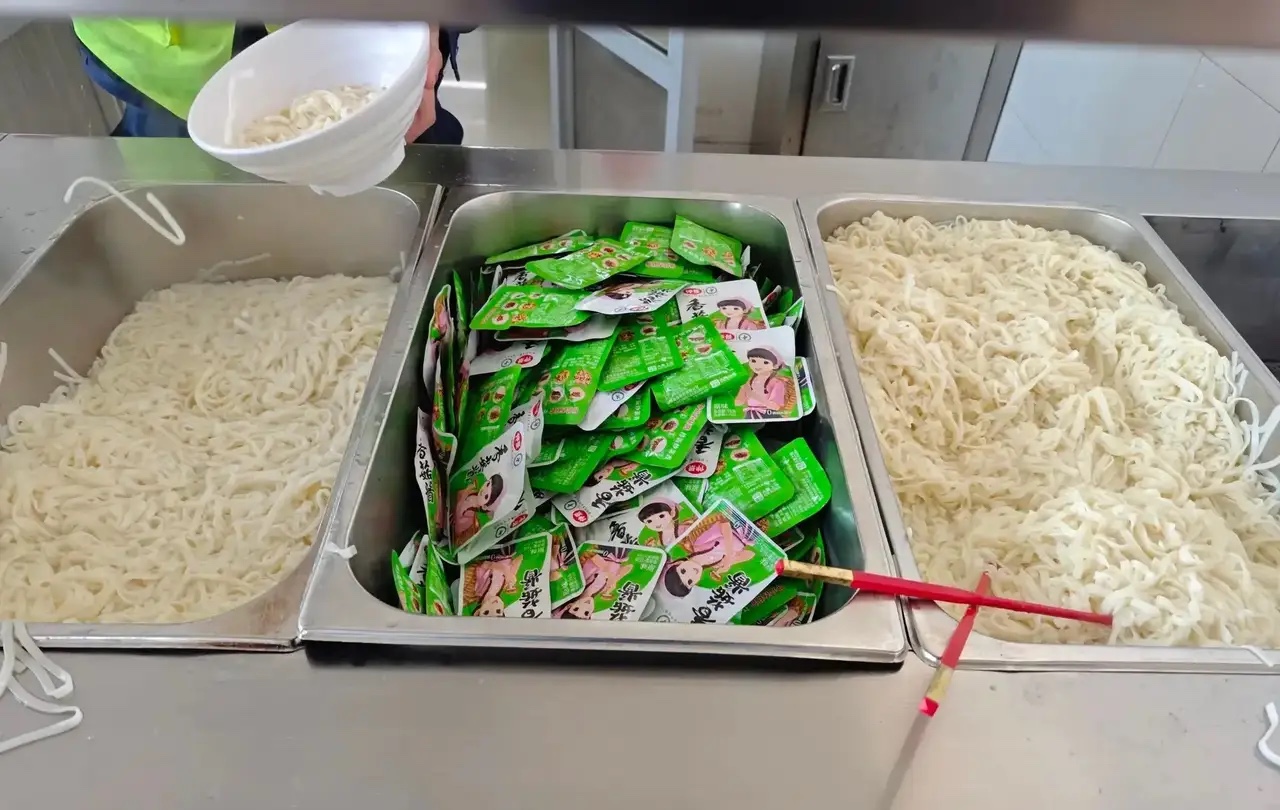 单位食堂永远都是这么接地气，

永远都是这么真实，

永远都是这么朴实无华。
