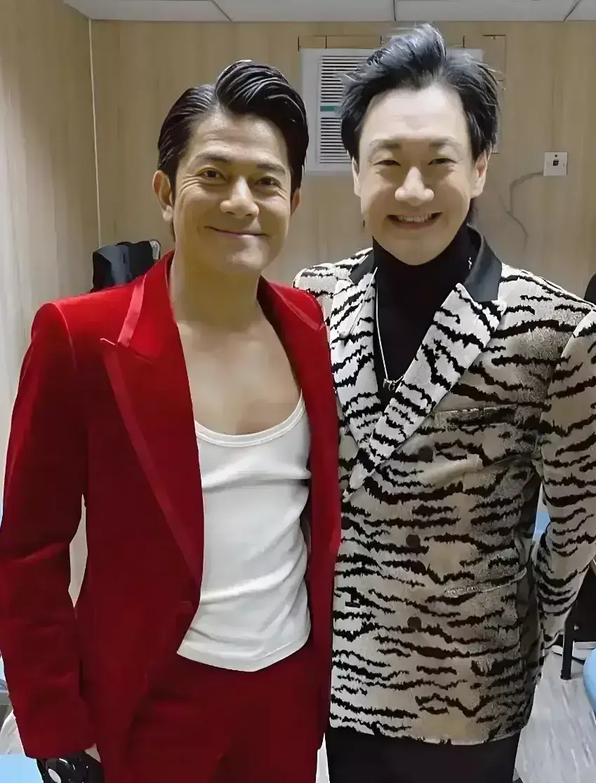 郭富城偶遇粉丝，郭富城显的十分有亲和力，和男粉丝亲密合影，笑的十分自然开心！郭富