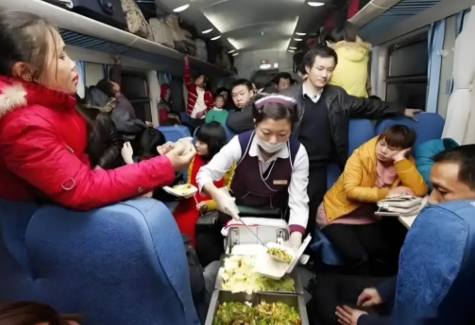 “一列火车乘客上千，却卖不出20 份盒饭，为何乘客宁可挨饿喝水，也不愿意买盒饭？