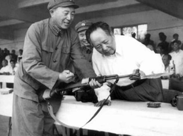 罗瑞卿吊唁毛主席，腿伤未愈仍坚持，谭政因车座放弃