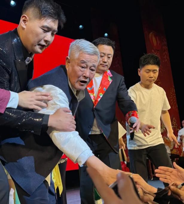 被导演怒斥“有本事别上春晚”的他

　　这次憋了个大的

　　谁能想到，67岁的