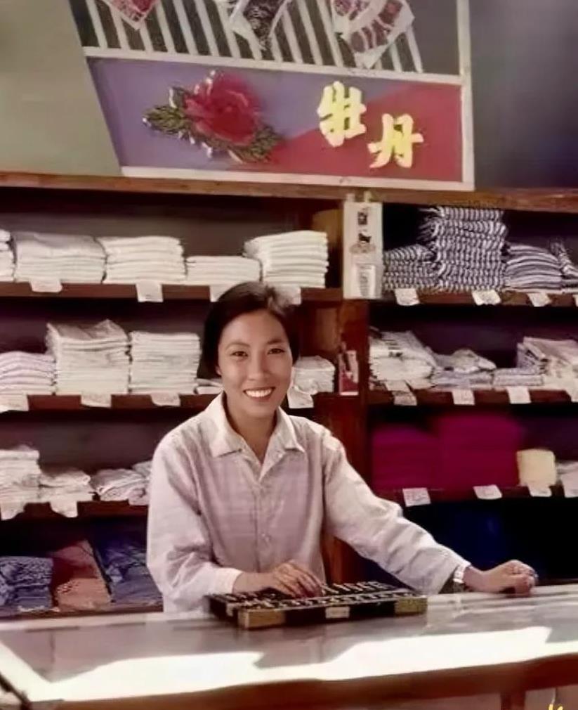 70年代，一位国营商店的售货员，这份工作在当时可是十分让人羡慕的。她穿着一件的确