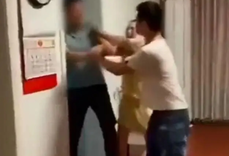 江苏宿迁，男子深夜打完牌回家，准备敲门让妻子开个门时，竟然听到了妻子的娇喘声，他