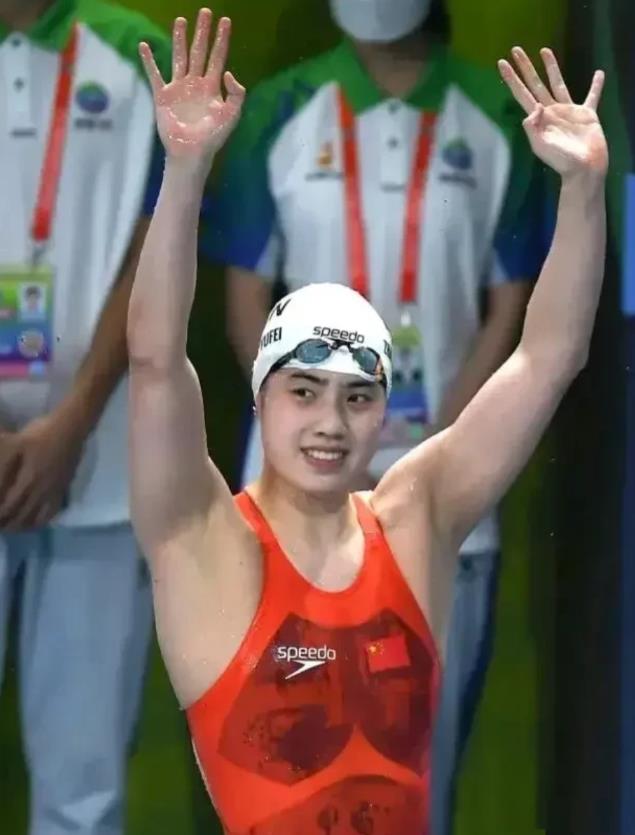 张雨霏怒怼外国记者：“不要带着有色眼镜看人！”
在巴黎奥运会女子 100 米蝶泳