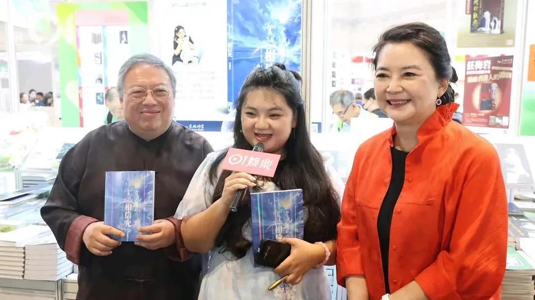 浪费了女神的基因哦，女儿完全没有遗传到妈妈的美貌。
原谅我眼拙，旁边的那位我还