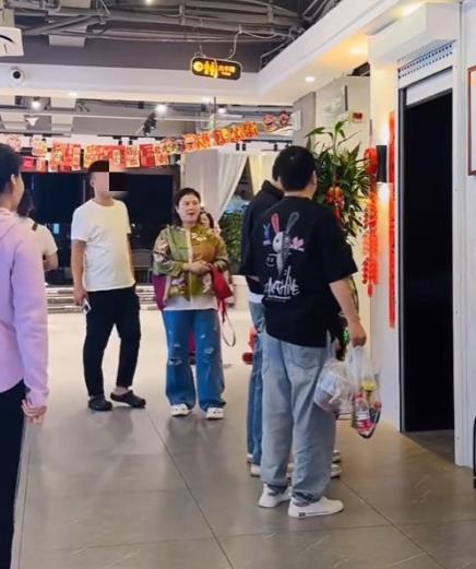 沈腾从喜剧舞台一步步走向大荧幕，成为深受喜爱的国民笑星。此次他与家人现身海南，引