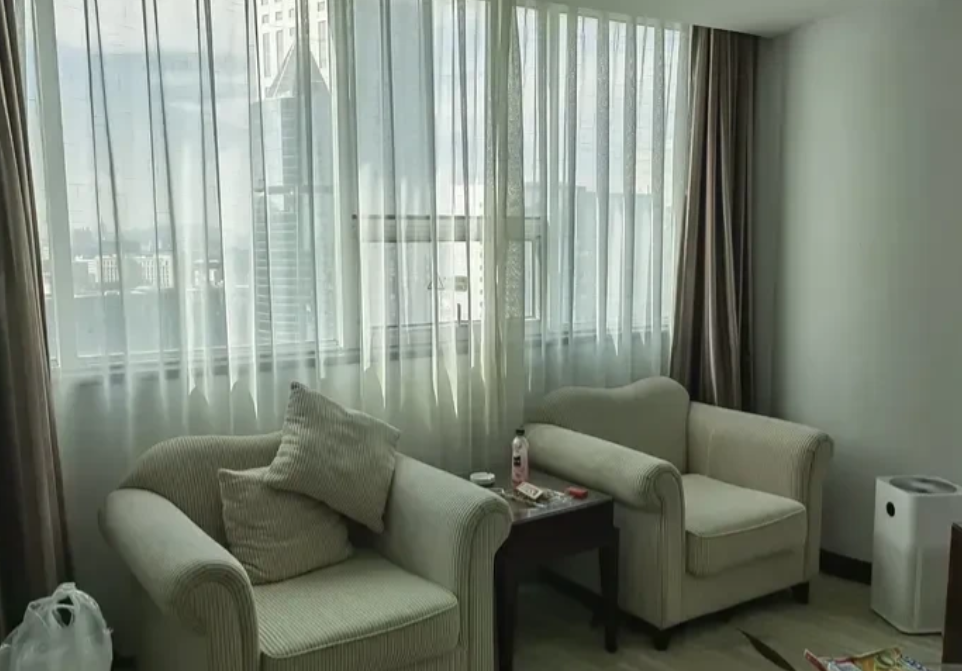 我和二姐带着二姐外孙来济南旅游，我提前在网上订了一个四星级酒店亲子间，一张大床和