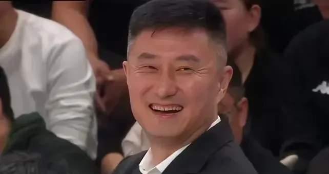 在CBA的赛场上，广东宏远队就像是一个充满魔力的舞台，不少在其他球队遭遇挫折的球