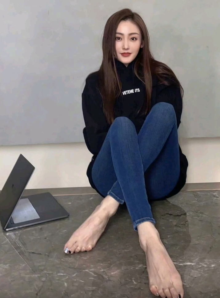 张天爱这美腿好顶啊，就是这玉足饱受摧残呀，让人心疼！