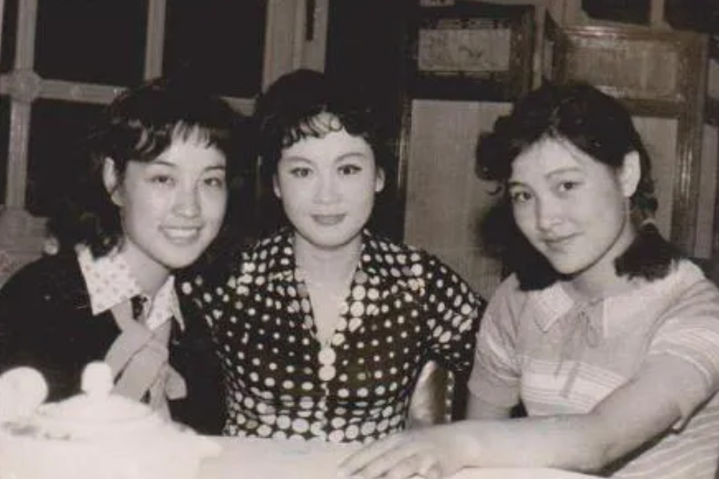 刘晓庆和陈冲中间的这位大美女是谁呀，年龄好像比她们俩大些，但气质和颜值绝不输于她