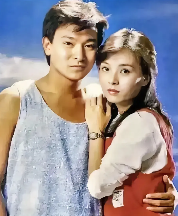 刘德华早期的长相平平无奇，
一直很奇怪后面怎么改变了颜值，

据说，华仔之所以颜