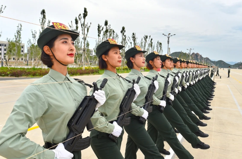 中国女兵把最美的青春献给了军营，那一身戎装下，有着一颗炽热的爱国之心。她们是父母