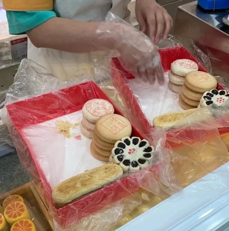 过年回老家，给亲戚带点北京特产，老公说，带两盒稻香村的点心吧。去稻香村买点心。售