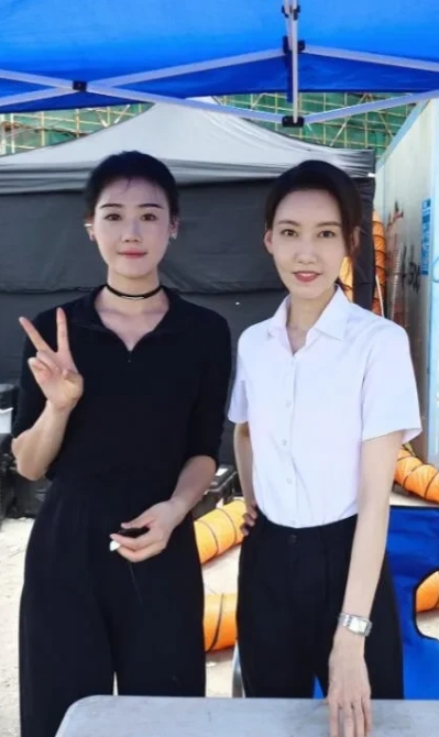 高露单人照总是美美的，但这次和旁边美女合影，竟然被秒杀了！高露脸型长，手指也长，
