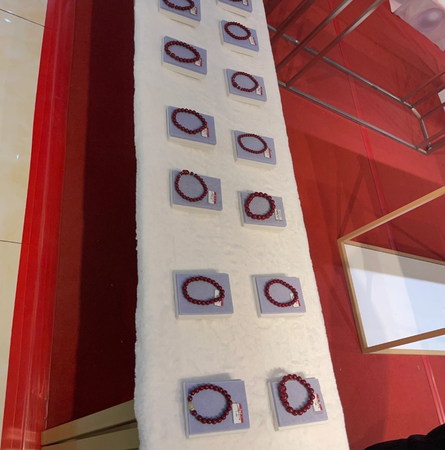 我发现今年过年礼品中黄金首饰都不吃香了，之前过年送礼都送银镯子要不就珍珠项链要不