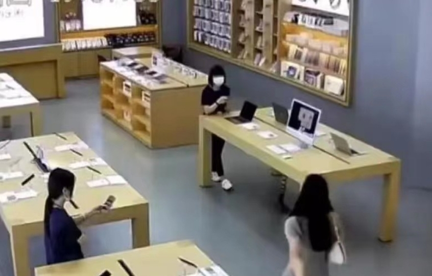 广东，深圳。女子穿着一身紧身连衣裙，带着男朋友去店里买新手机。可男朋友认为女子的