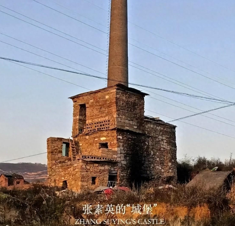 2018年，甘肃60岁流浪老太捡5年废品建了座三楼城堡，建成后却被推平了。

这
