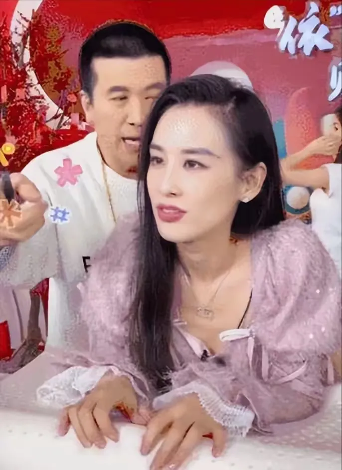 现在明星直播都得靠这样吸引粉丝吗？近日黄圣依在直播走光！隐私一览无余，杨子也不提
