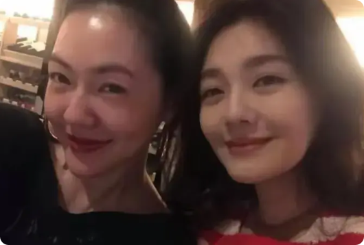 藏不住了！终于向大S的骨灰下手了。
好友建议小S把大S的骨灰做成钻石，小S的回复