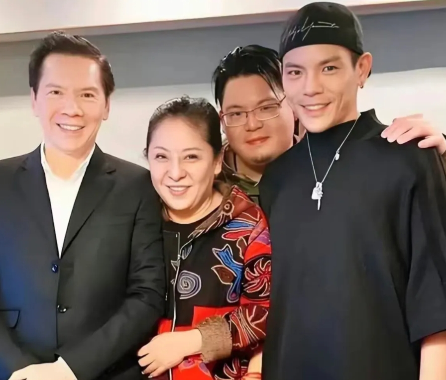 向太除了向佐这个儿子，其实还有一儿一女，但她对外绝口不提。
女儿是向华强和前妻丁
