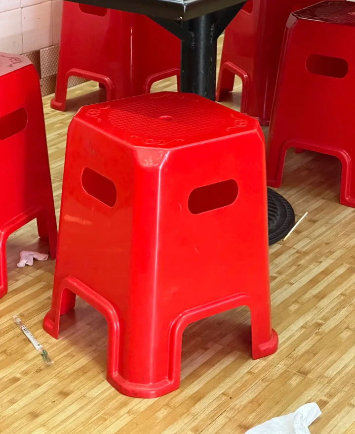 一张凳子的改版，广东人纷纷表示不乐意了！

这不仅得罪了广东，还得罪了整个华南F