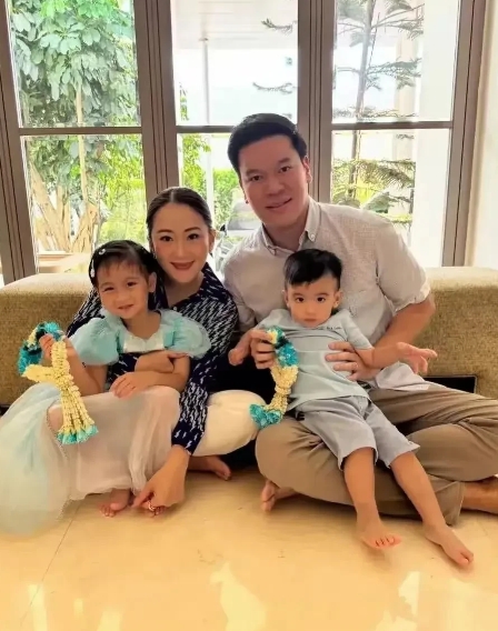 泰国总理佩通坦的家庭生活！那真是美满得让人眼馋。她老公皮塔卡和她恩恩爱爱，还育有