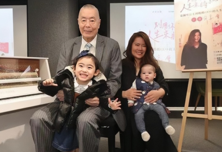 钢琴家刘诗昆85岁生日的全家福。镜头下的他虽然已经年过八旬，但身体硬朗，精神奕奕