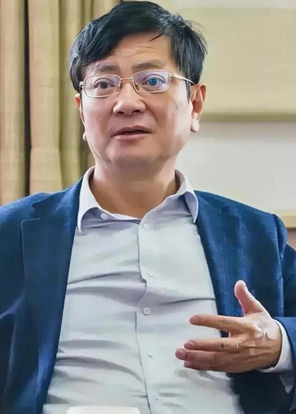 艺高人胆大，郑强太敢说了， 他说，国内搞奥数比赛的那些教授， 没有一流二流的人才