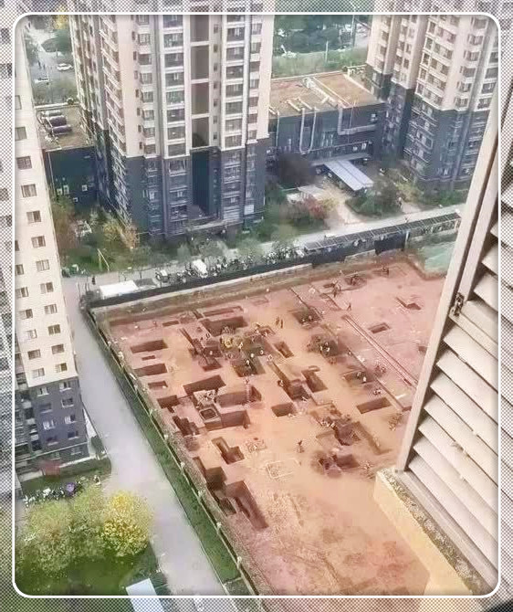 小区购房者或许深感后悔。