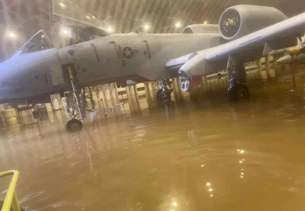 南北统一就在今天，美国驻韩国的空军基地今现在正被大雨淹，战斗机全摆停了，将军此刻