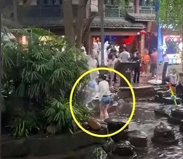7 月 30 日，网传视频显示两名女子在黄龙溪景区水池嬉戏时发生意外。起初两人欢