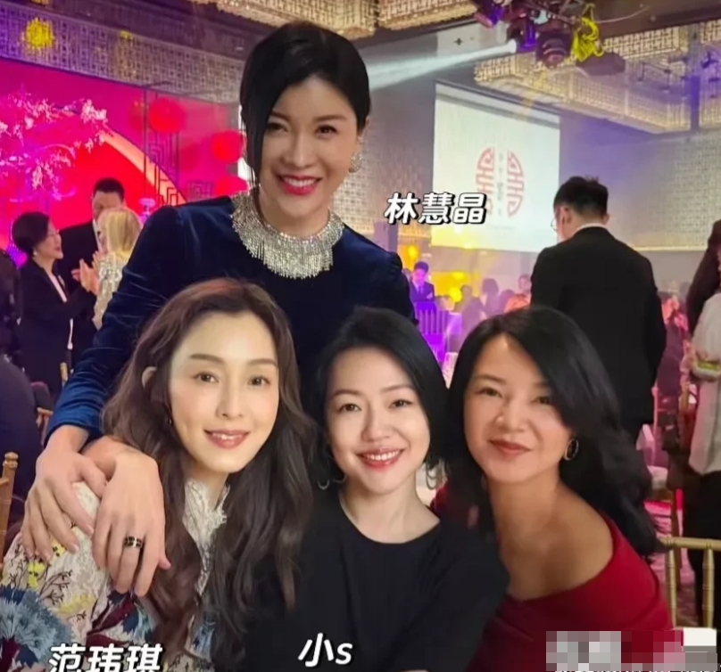王伟忠的老婆原来这么年轻漂亮！
林慧晶快六十了，又年轻又漂亮，
还是商界女强人，