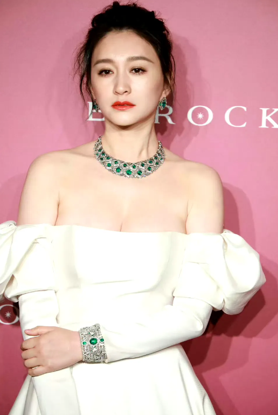 李小冉真是极品美女，她是怎么做到又瘦又丰满，又苗条又有料的？
48岁的她脸巨小，