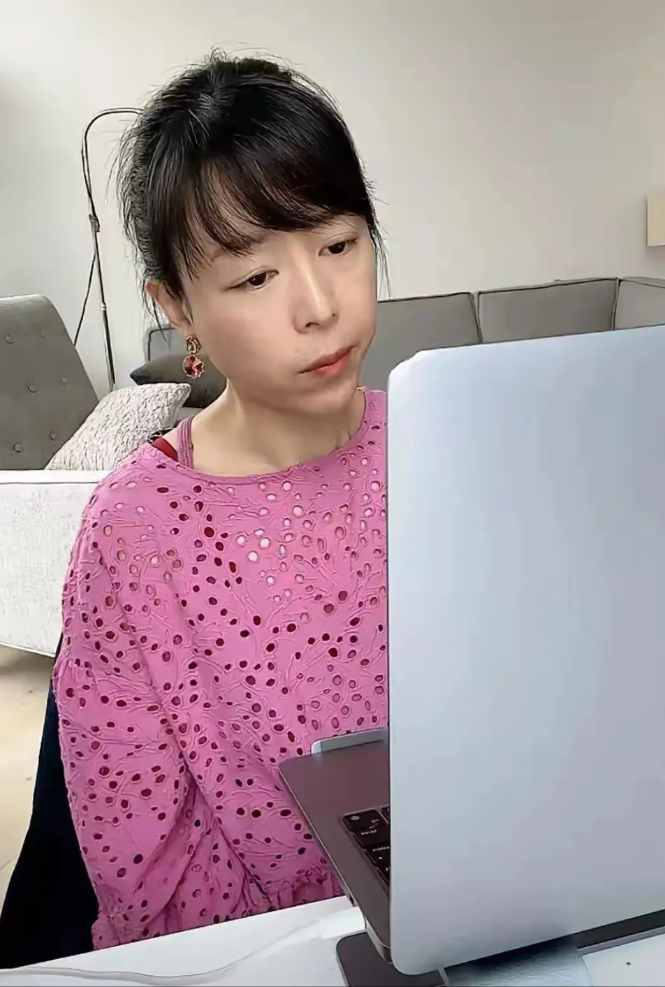 张静初这状态还有人找她演戏吗？
张静初现在也不演戏了，天天坐在那儿直播。啥也不说