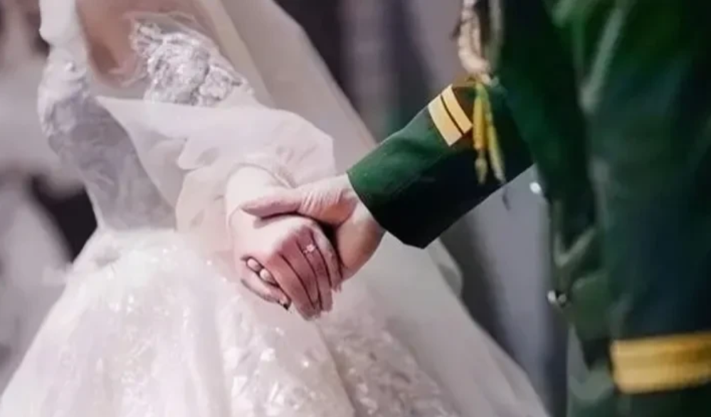 山西，男子是现役军人，和妻子聚少离多，妻子突然要求离婚，并搬回娘家居住。男子休假