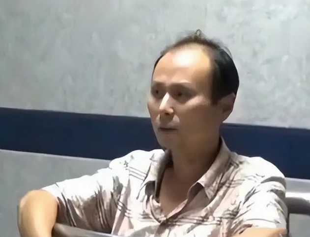 2015年，湖北一男子因为讨薪维权败诉后，在庭审现场掏出了刀子，狠狠的刺向了宣判