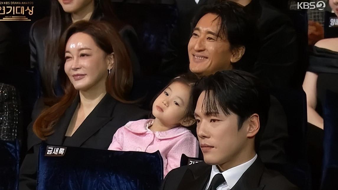 韩国知名男星带女儿领奖，父女互动打动全场，堪称“最佳爸爸”!