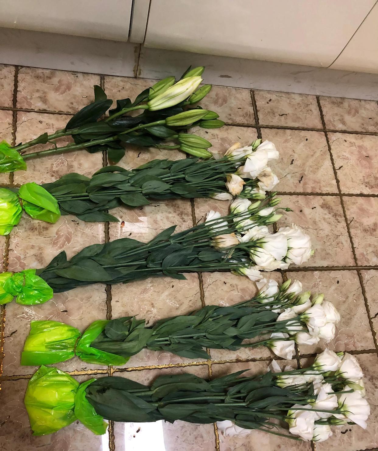 网上买花翻车了
4束白色的洋桔梗加一束白色的百合，白花花的，有点刺眼
是前几天观